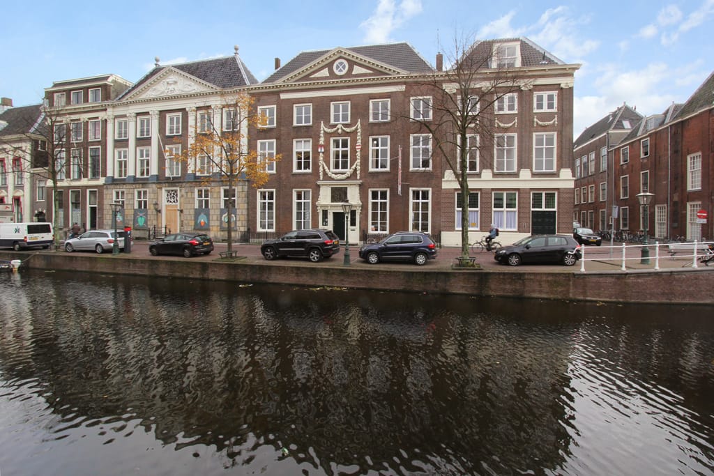 Het monumentale pand van Praktijk Hogerop aan Rapenburg 8 in Leiden